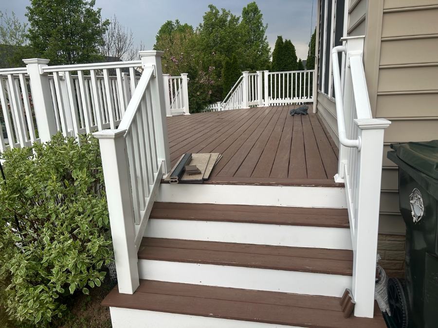 Composite deck with stairs and white railing
